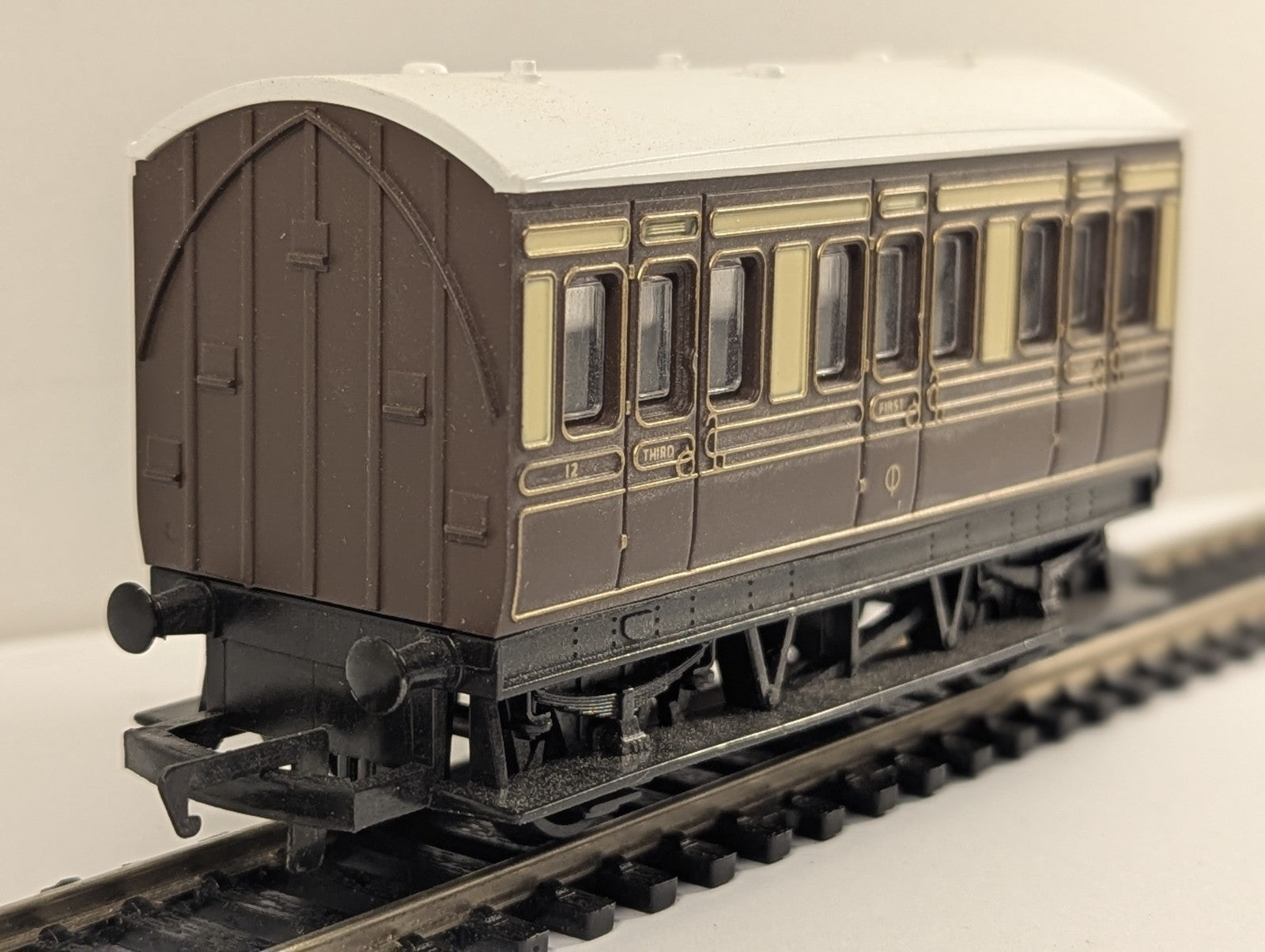 Hornby OO Gauge GWR Chocolate and Cream 4-Wheel Composite Coach
