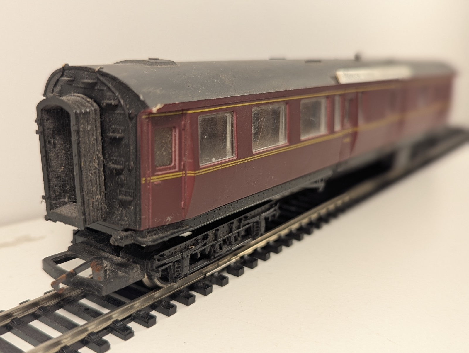 Airfix 54210 OO Gauge BR Maroon Centenary Brake Coach W4576W – Damaged