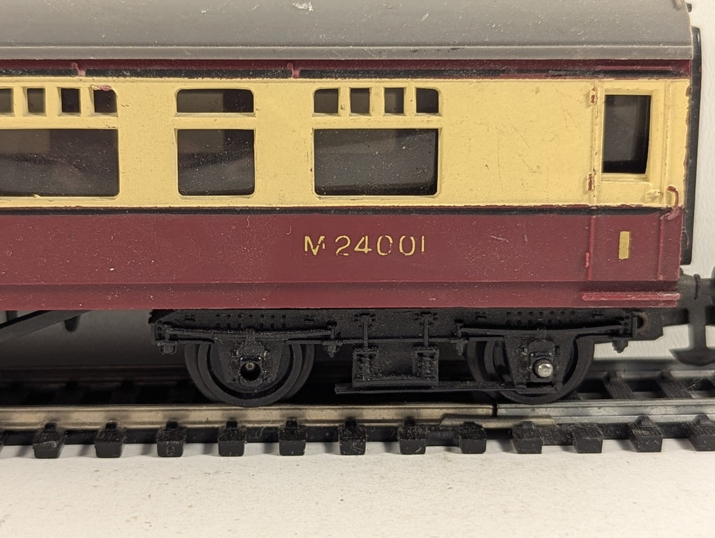 Tri-ang OO Gauge Passenger Coach M24001 BR Carmine and Cream