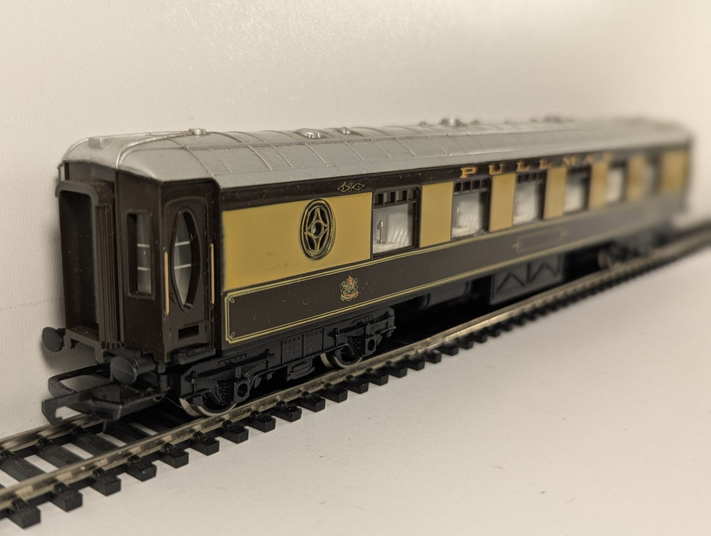 Hornby OO Gauge Lucille Pullman Car Passenger Coach Pullman Umber and Cream