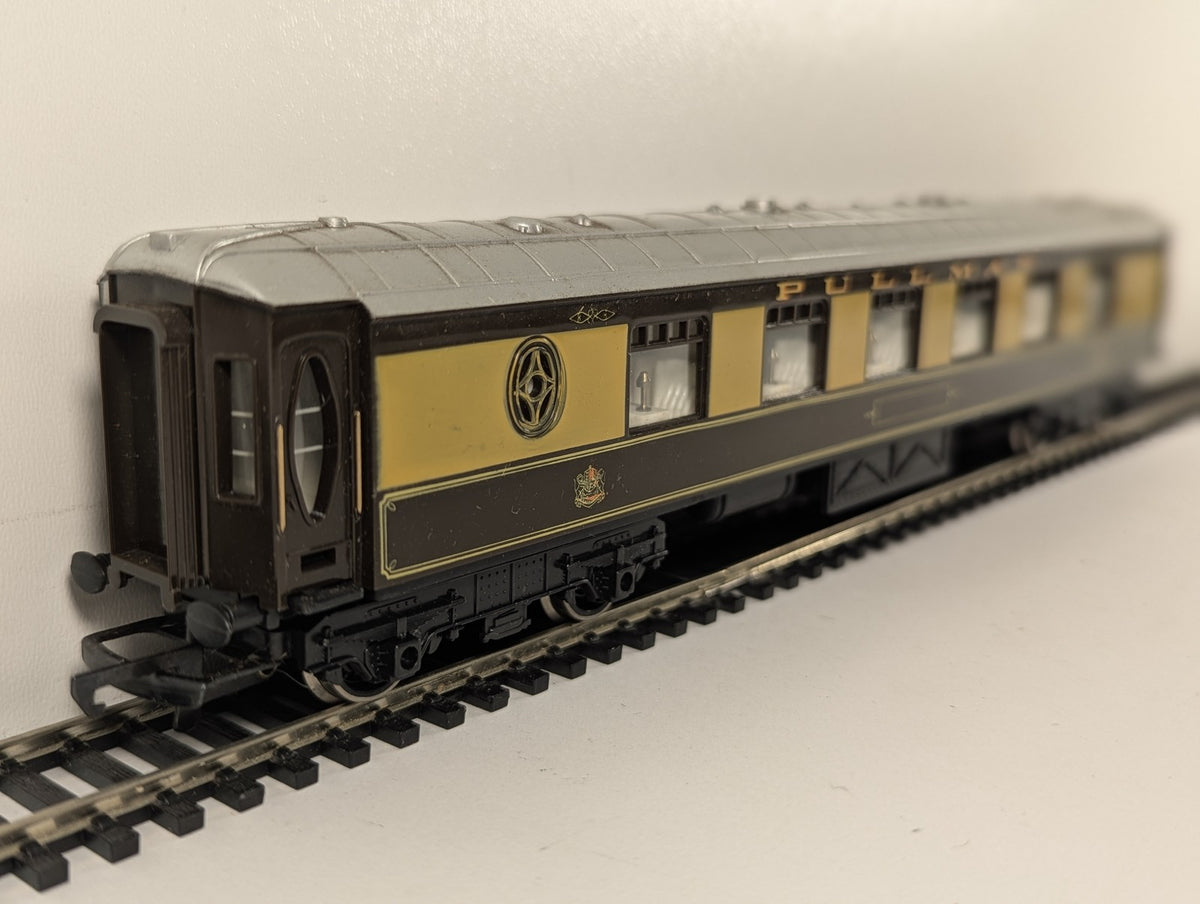 Hornby OO Gauge Lucille Pullman Car Passenger Coach Pullman Umber and Cream