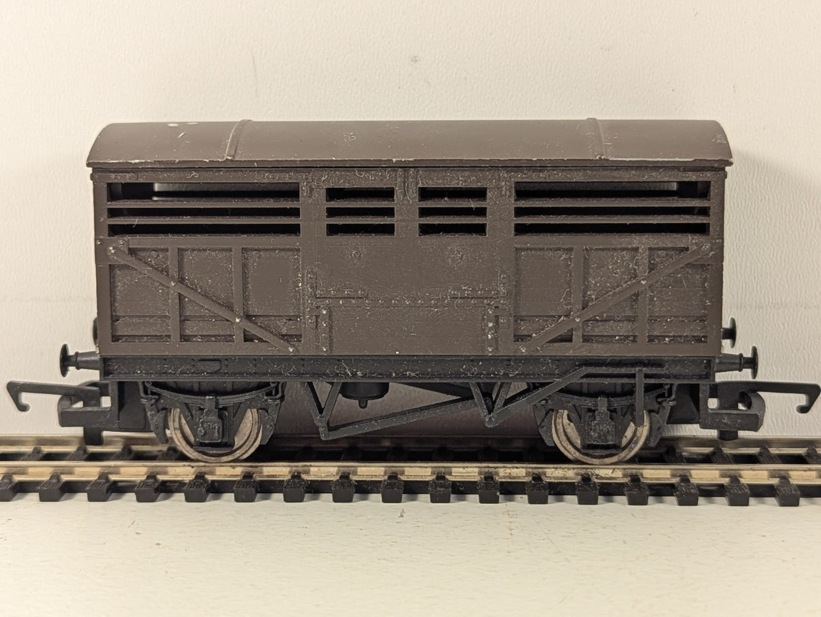 Hornby OO Gauge SR Cattle Wagon Goods Wagon Brown Thomas and Friends