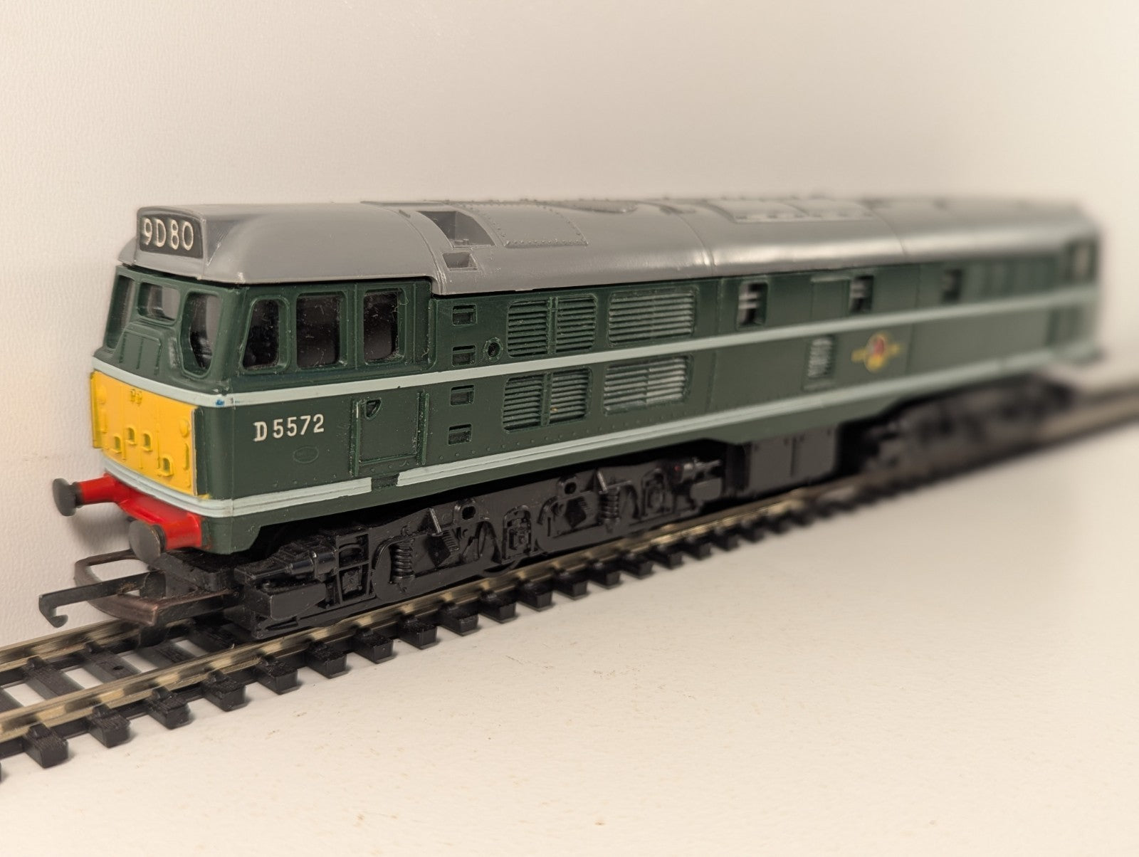 Tri-ang R357 OO Gauge Class 31 Diesel D5572 BR Green