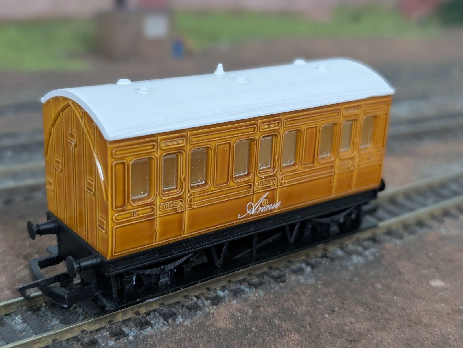 Hornby Thomas & Friends Rare Annie Coach with Smiling Face – OO Gauge