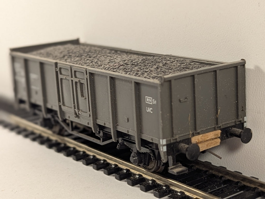 Fleischmann HO Gauge SNCF Tow Open Wagon with Coal Load Tow 699 800 SNCF Grey
