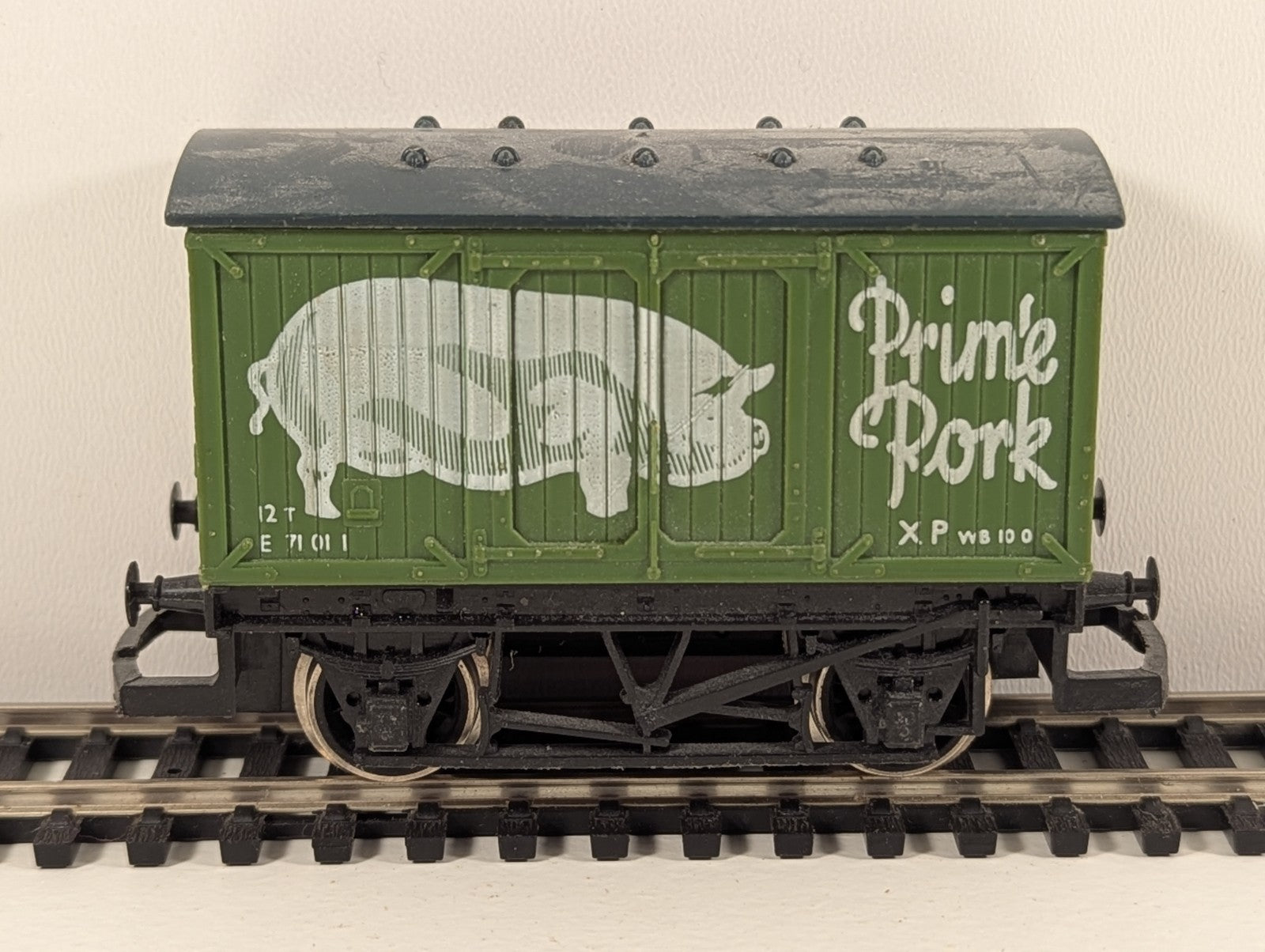 Hornby R216 ‘Prime Pork’ 4-Wheel Box Van – OO Gauge