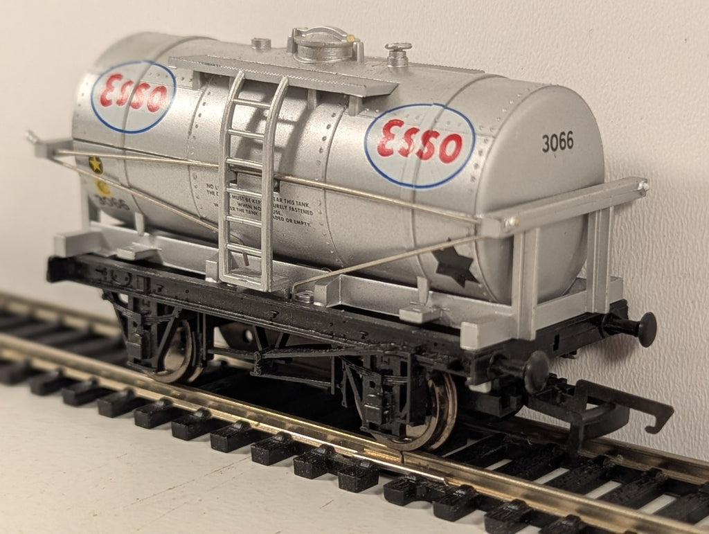 Dapol B134 OO Gauge Silver Esso 12 Ton Tanker Wagon Missing Buffers/Coupling