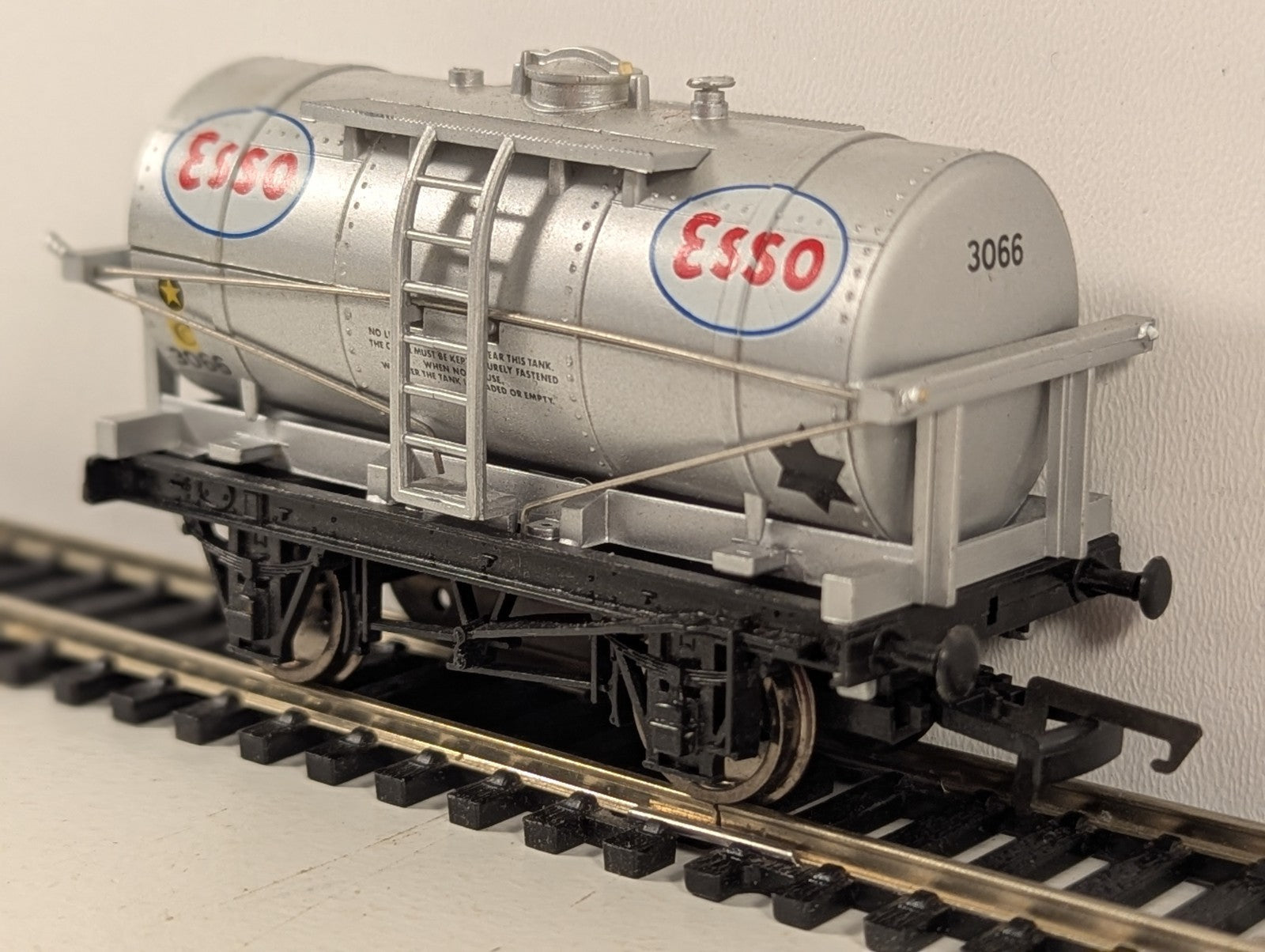 Dapol B134 OO Gauge Silver Esso 12 Ton Tanker Wagon Missing Buffers/Coupling