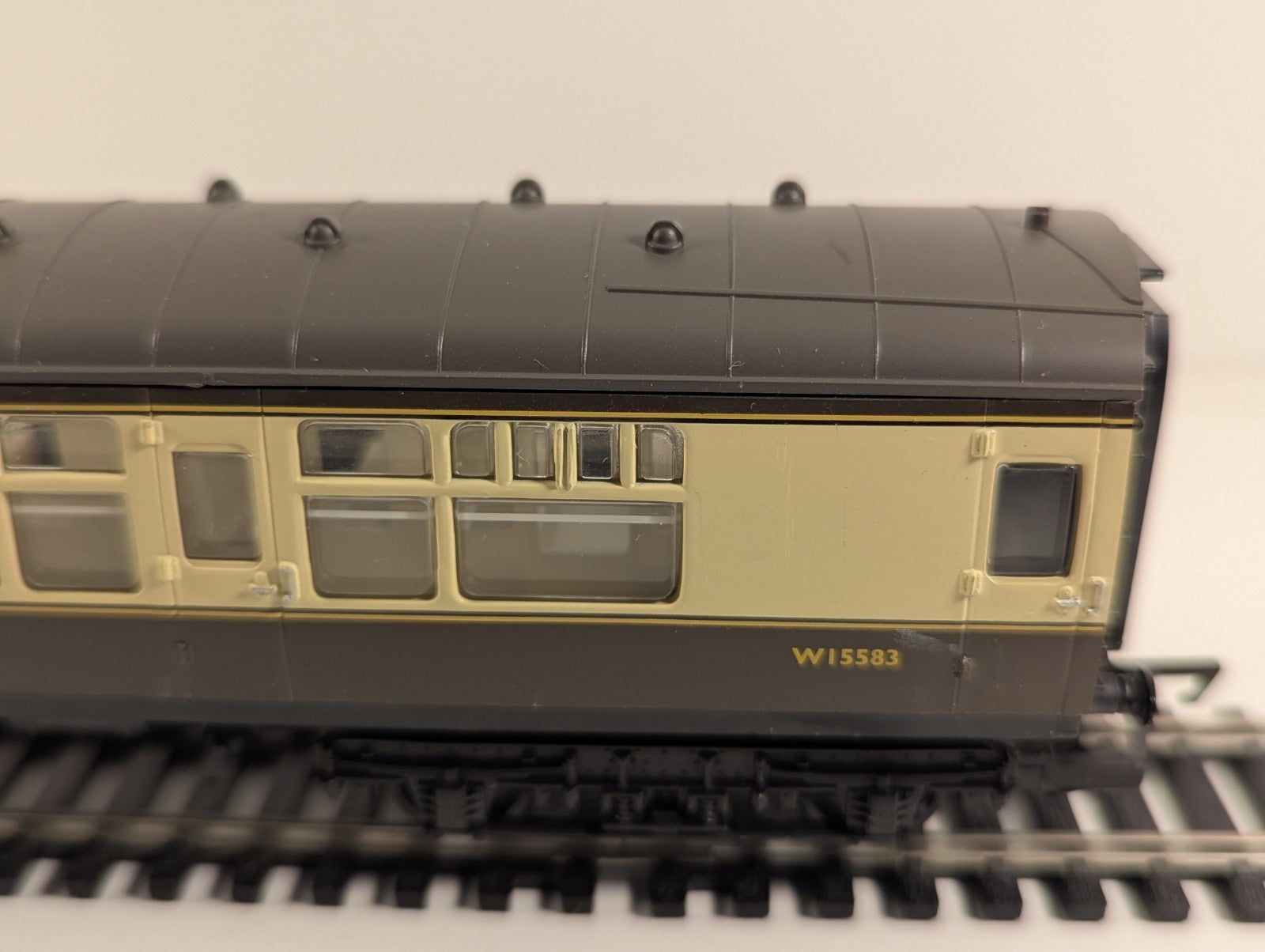 Hornby BR Mk1 Brake Standard Corridor (BSK) – W15583 – Chocolate & Cream