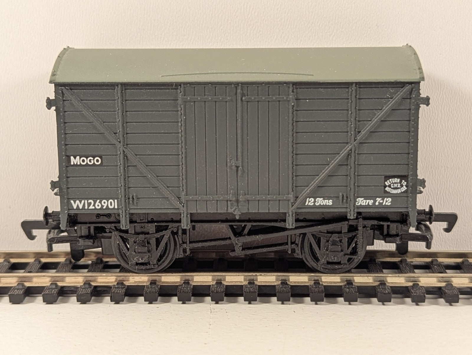 Bachmann Branchline OO Gauge 12-Ton ‘Mogo’ Van Wagon in BR Grey