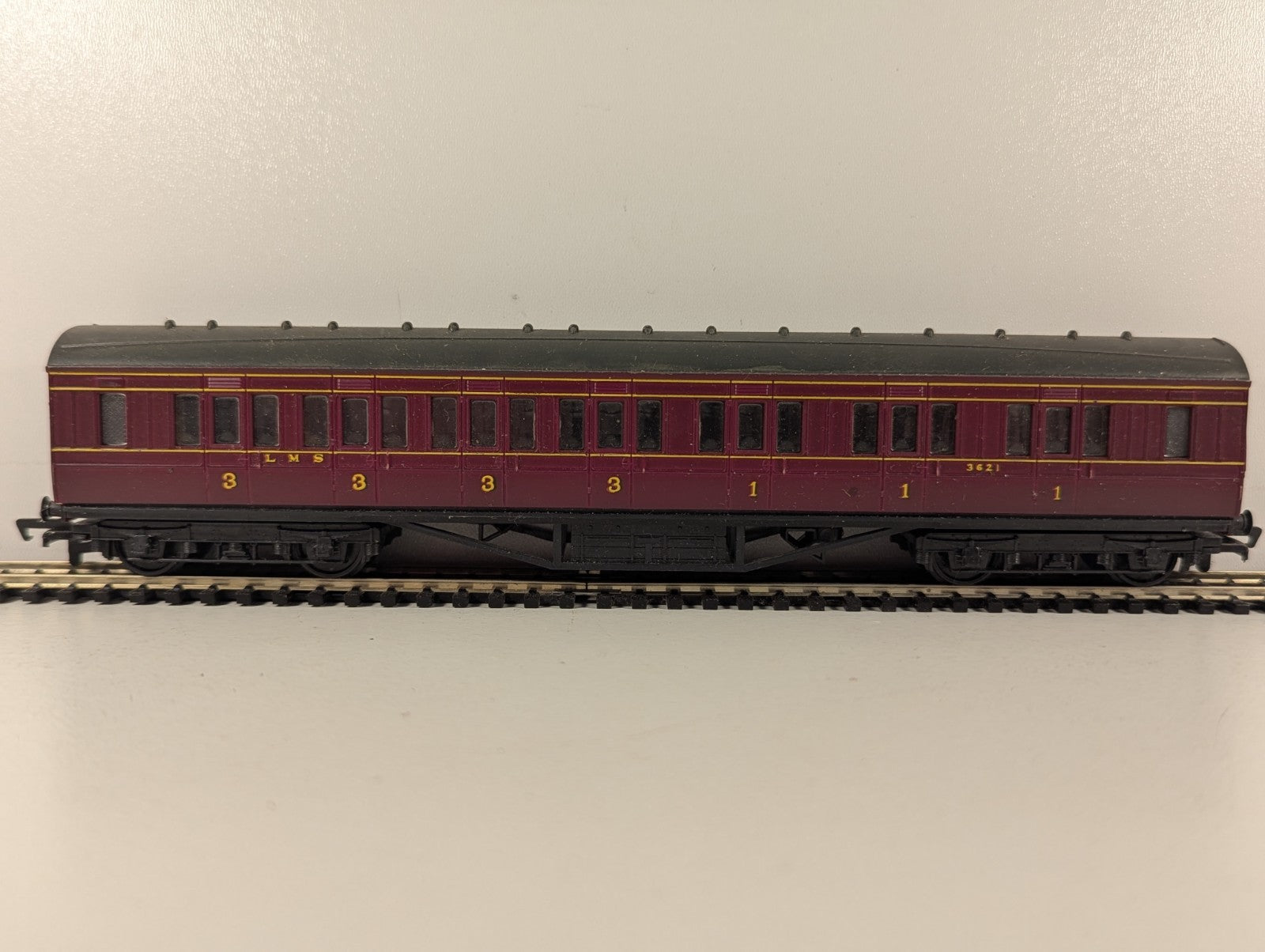 Mainline OO Gauge LMS 57ft Corridor Composite Coach Passenger Coach