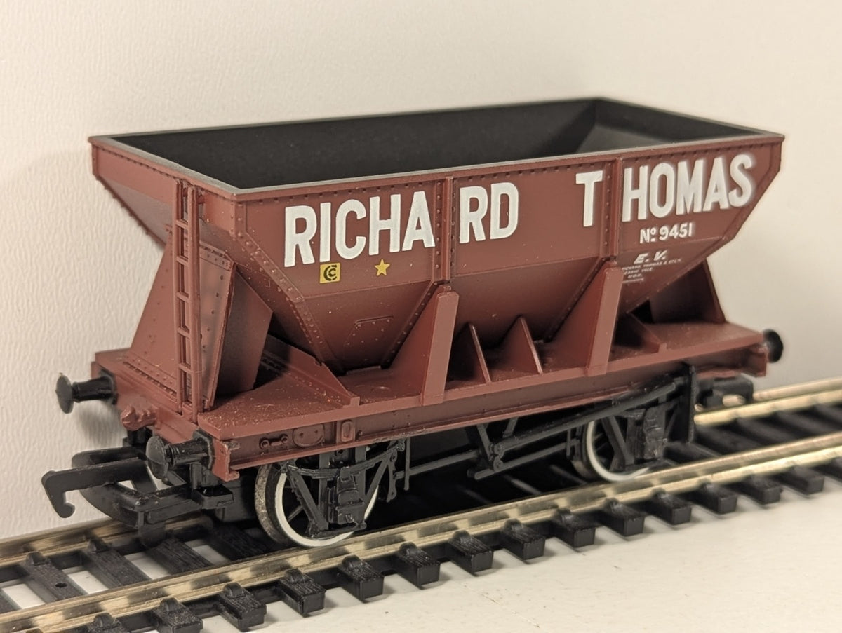 Bachmann Branchline OO Gauge 24-Ton Ore Wagon – Richard Thomas Livery No. 9451