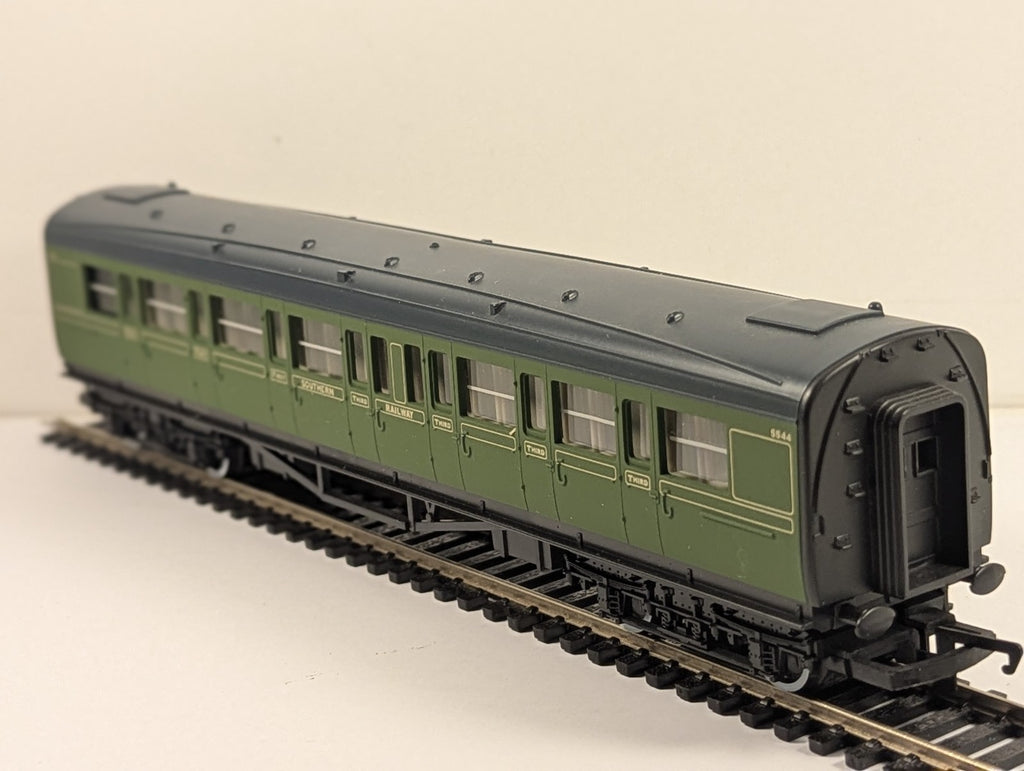 Hornby R162 OO Gauge SR Composite Coach Olive Green 5544