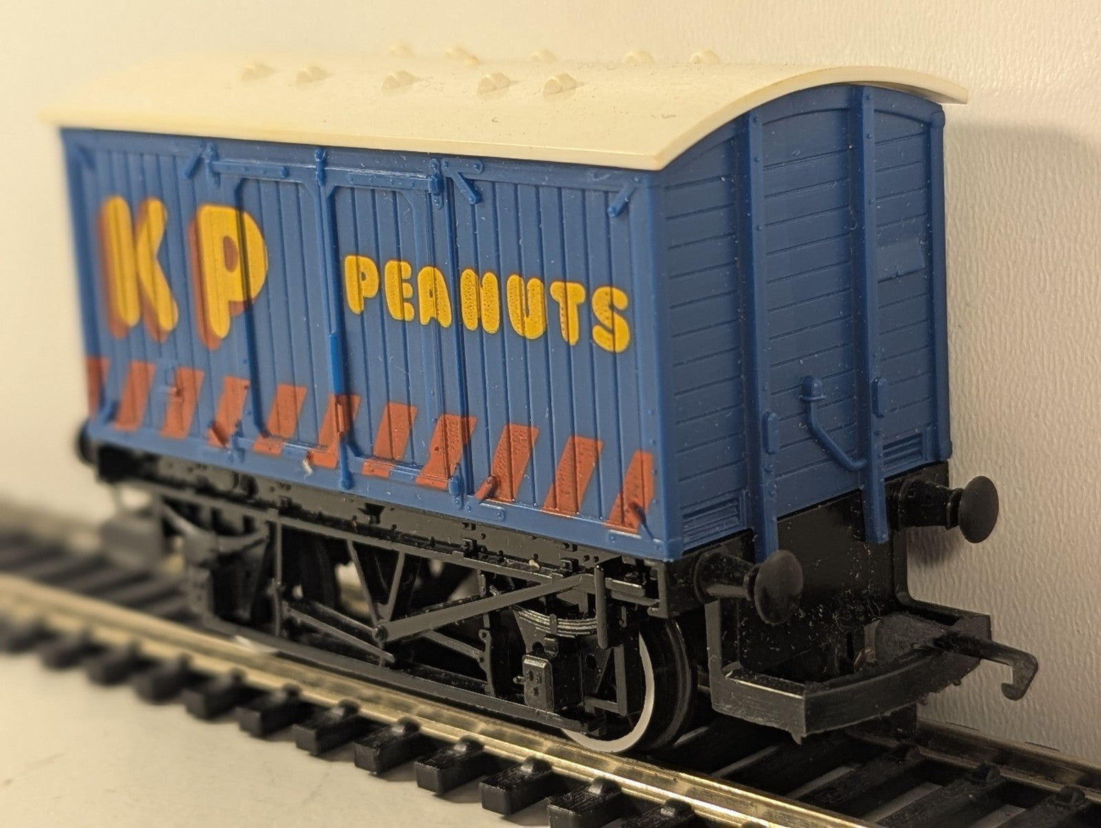 Hornby R001 OO Gauge KP Peanuts Vent Van