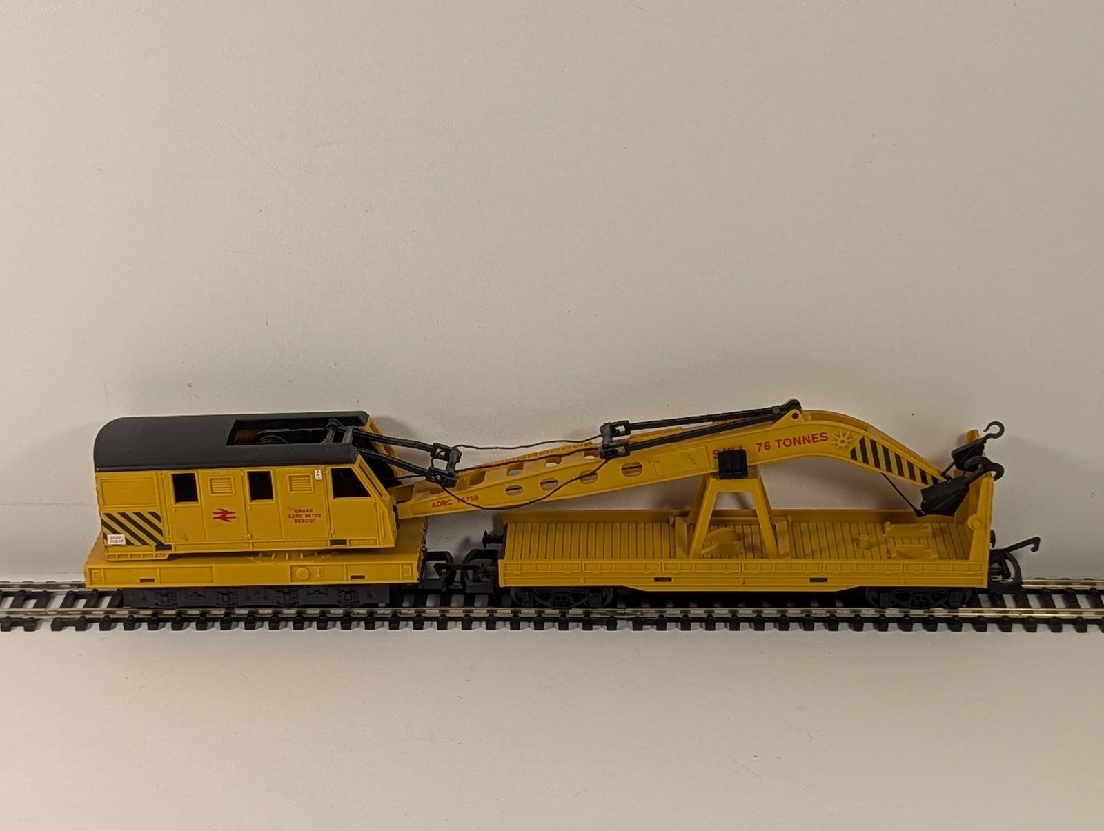 Hornby OO Gauge Breakdown Crane ADRC 96709 BR Yellow R6369