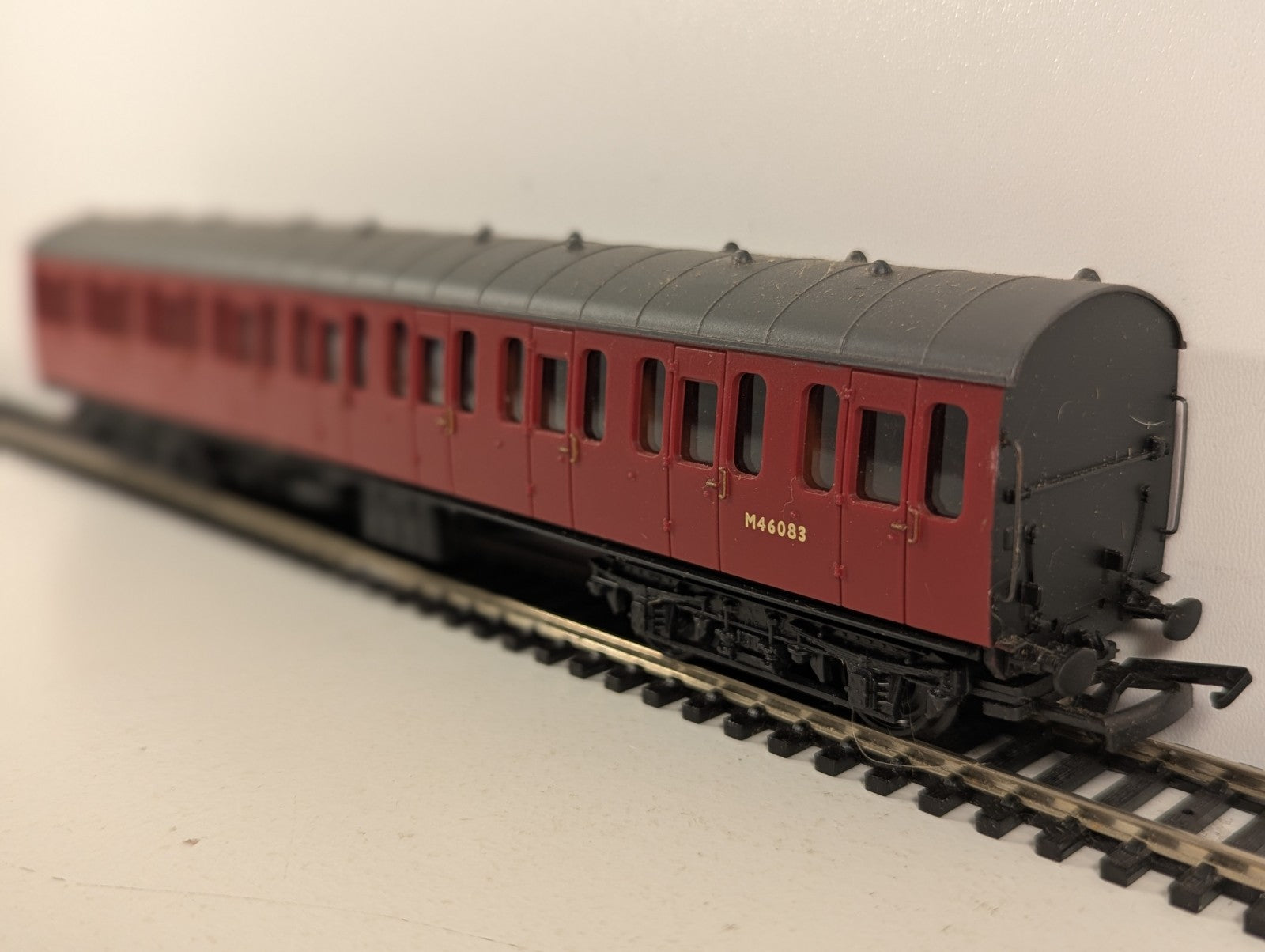Bachmann OO Gauge 57ft BR Mk1 Suburban Passenger Coach M46083 BR Crimson