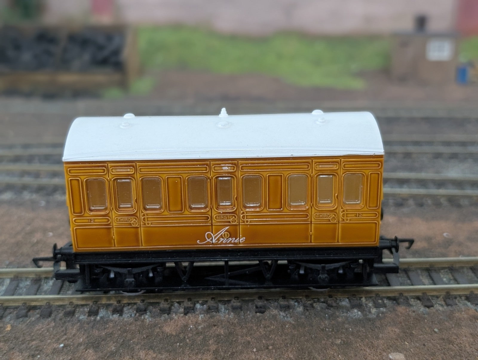 Hornby Thomas & Friends Rare Annie Coach with Smiling Face – OO Gauge