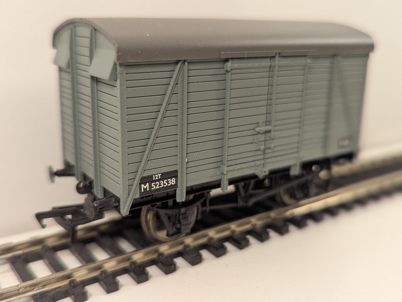Hornby R1075 OO Gauge SR 12t Double Vent Van M16485