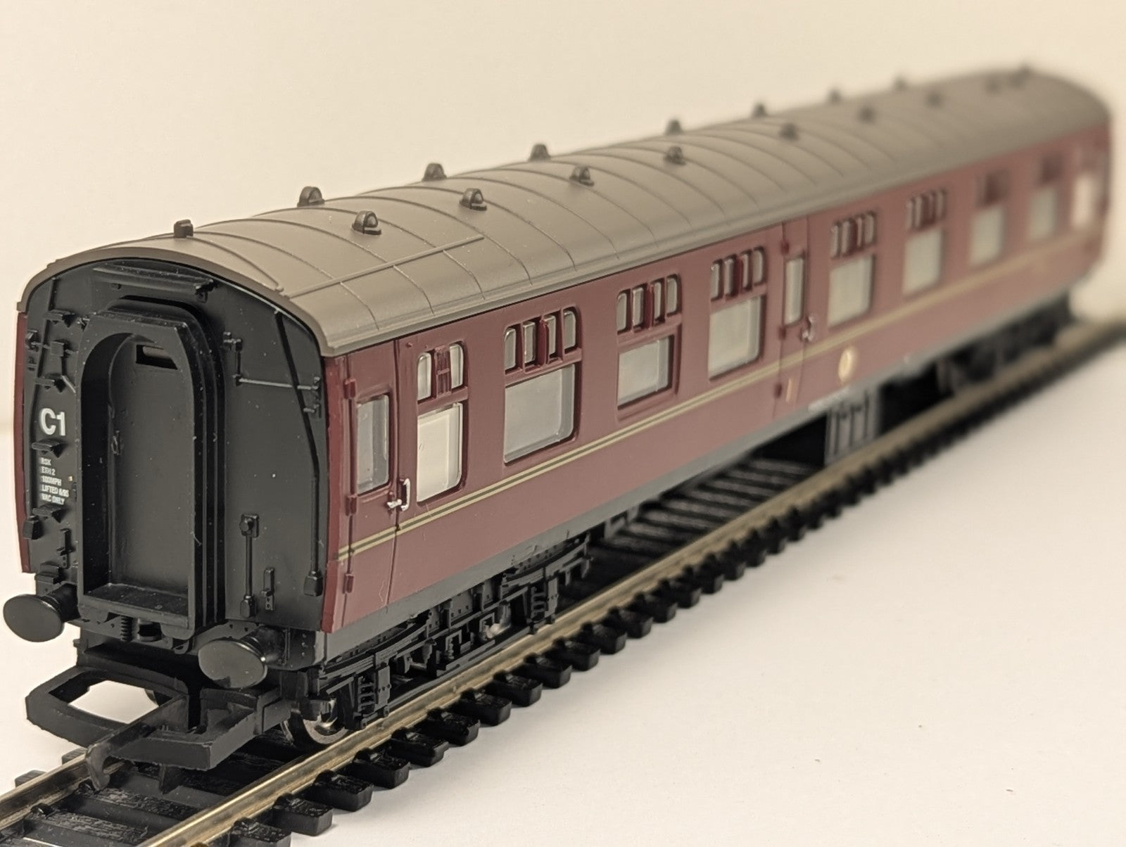 Hornby OO Gauge Hogwarts Express Mk1 Brake Coach 99716