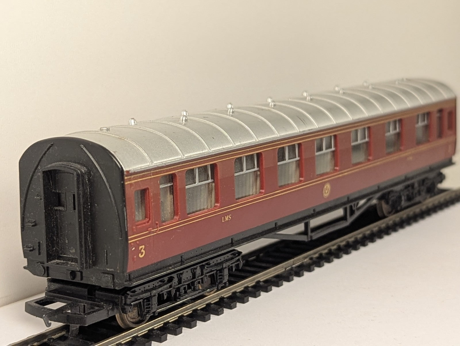 Hornby OO Gauge LMS Stanier Composite Coach 3934 Crimson Lake