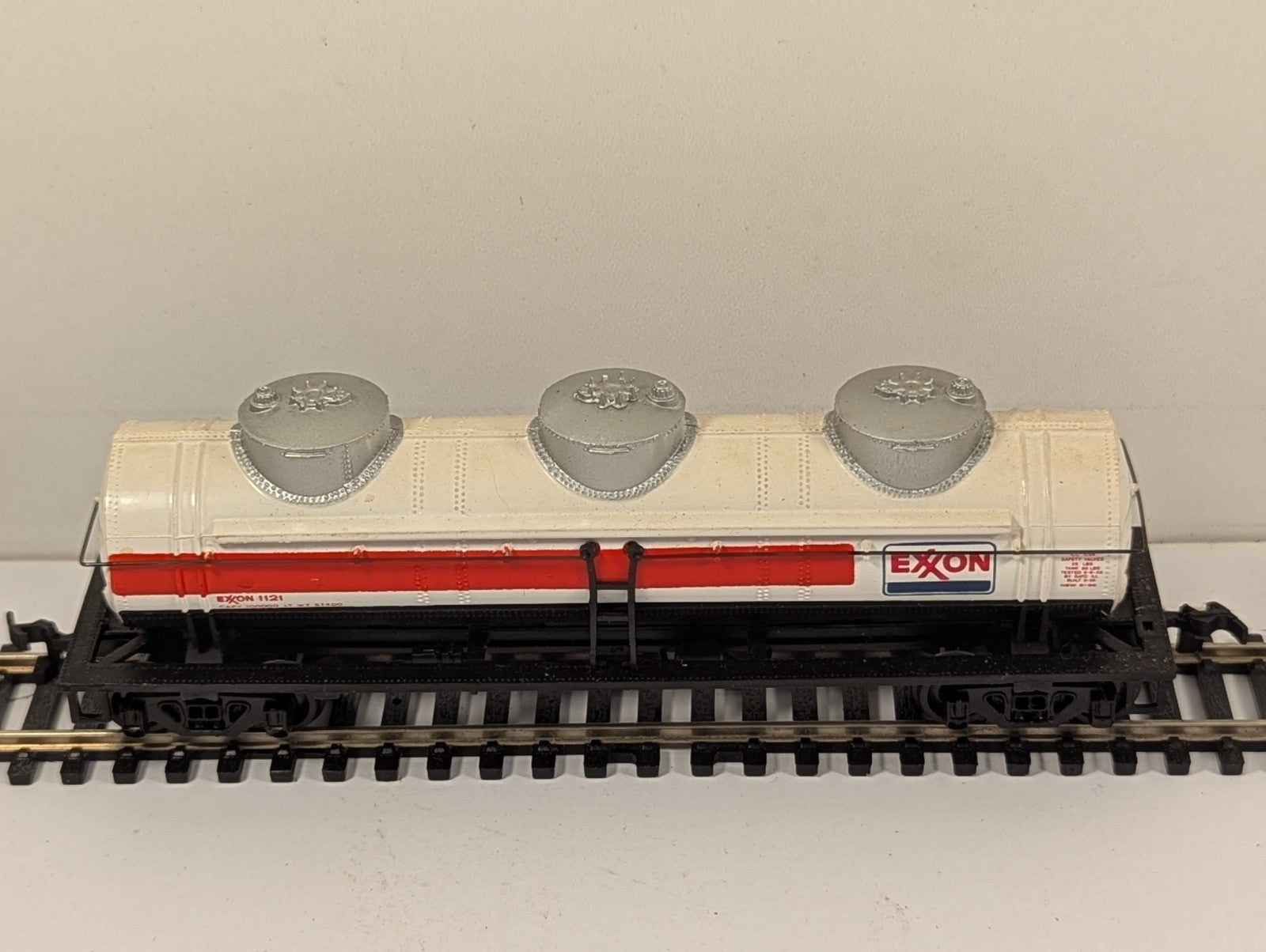Bachmann HO Gauge Exxon 3-Dome Tank Car