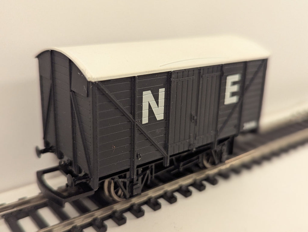 Hornby R6422 RailRoad North Eastern 12-Ton Box Van