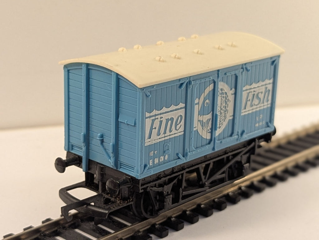 Hornby R118 OO Gauge BR Blue 12T Fine Fish Van E81010