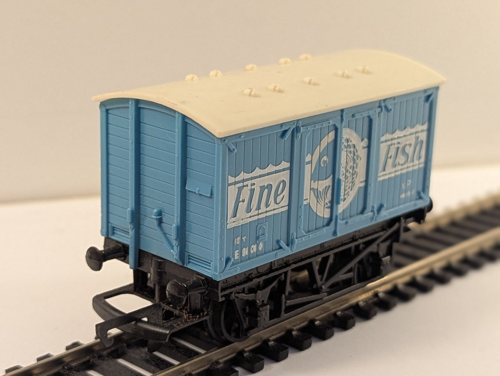 Hornby R118 OO Gauge BR Blue 12T Fine Fish Van E81010