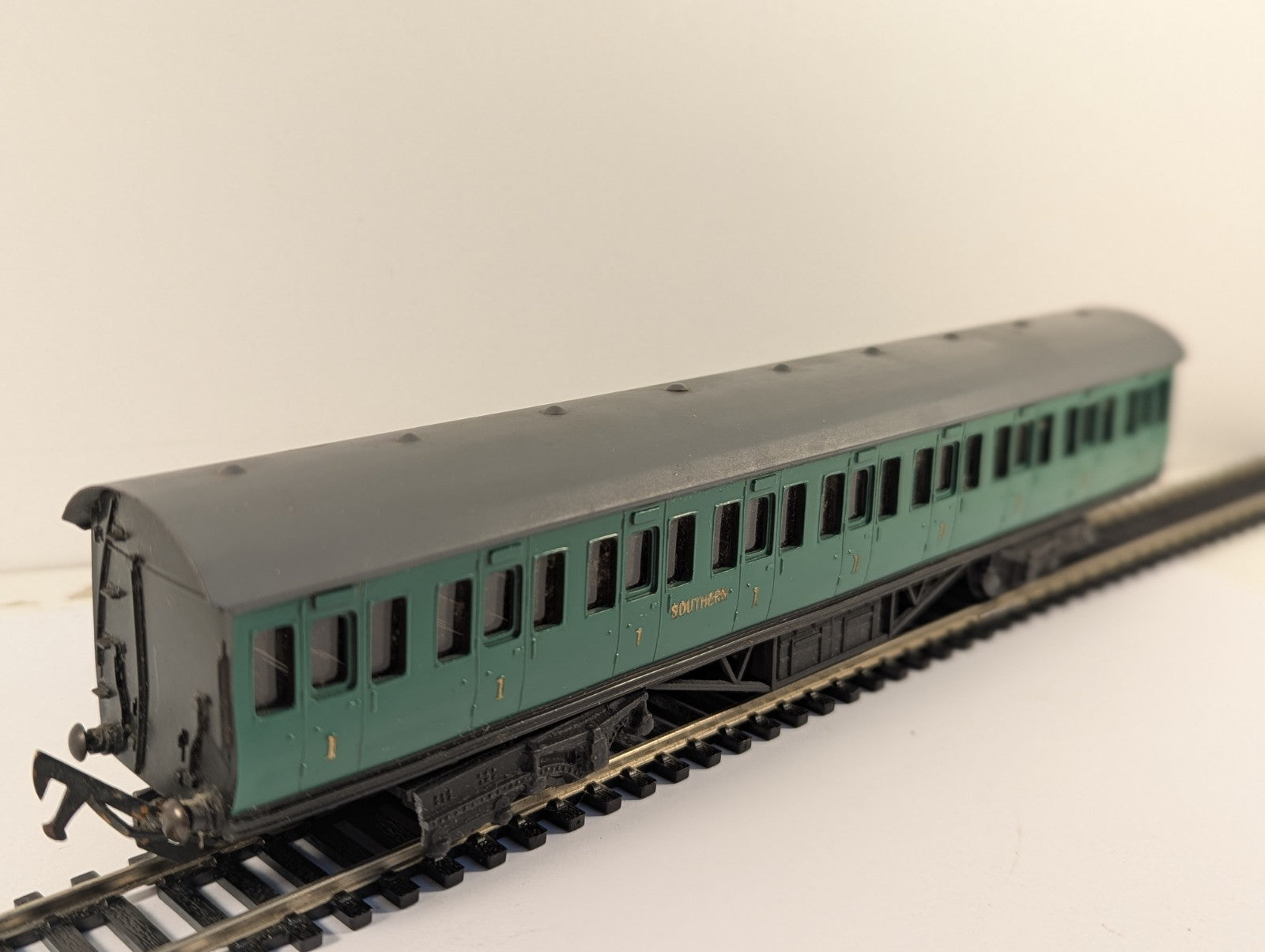 Graham Farish OO Gauge Southern Railway Green First Class Coach Boxed