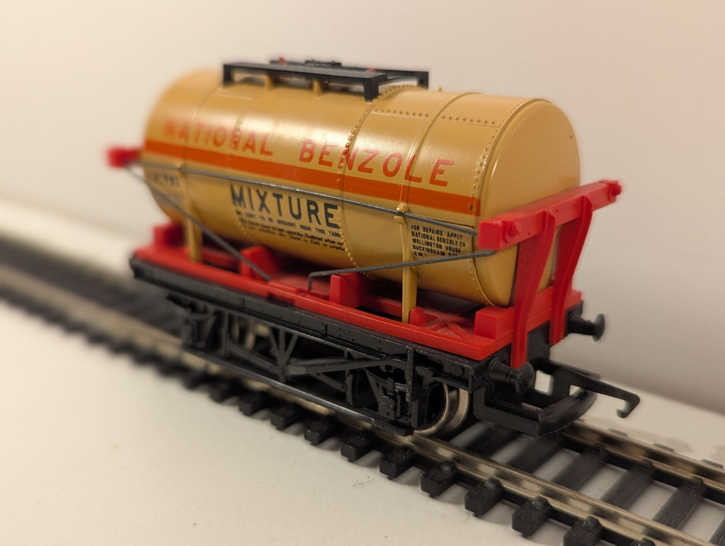 Hornby R221 OO Gauge National Benzole Tank Wagon