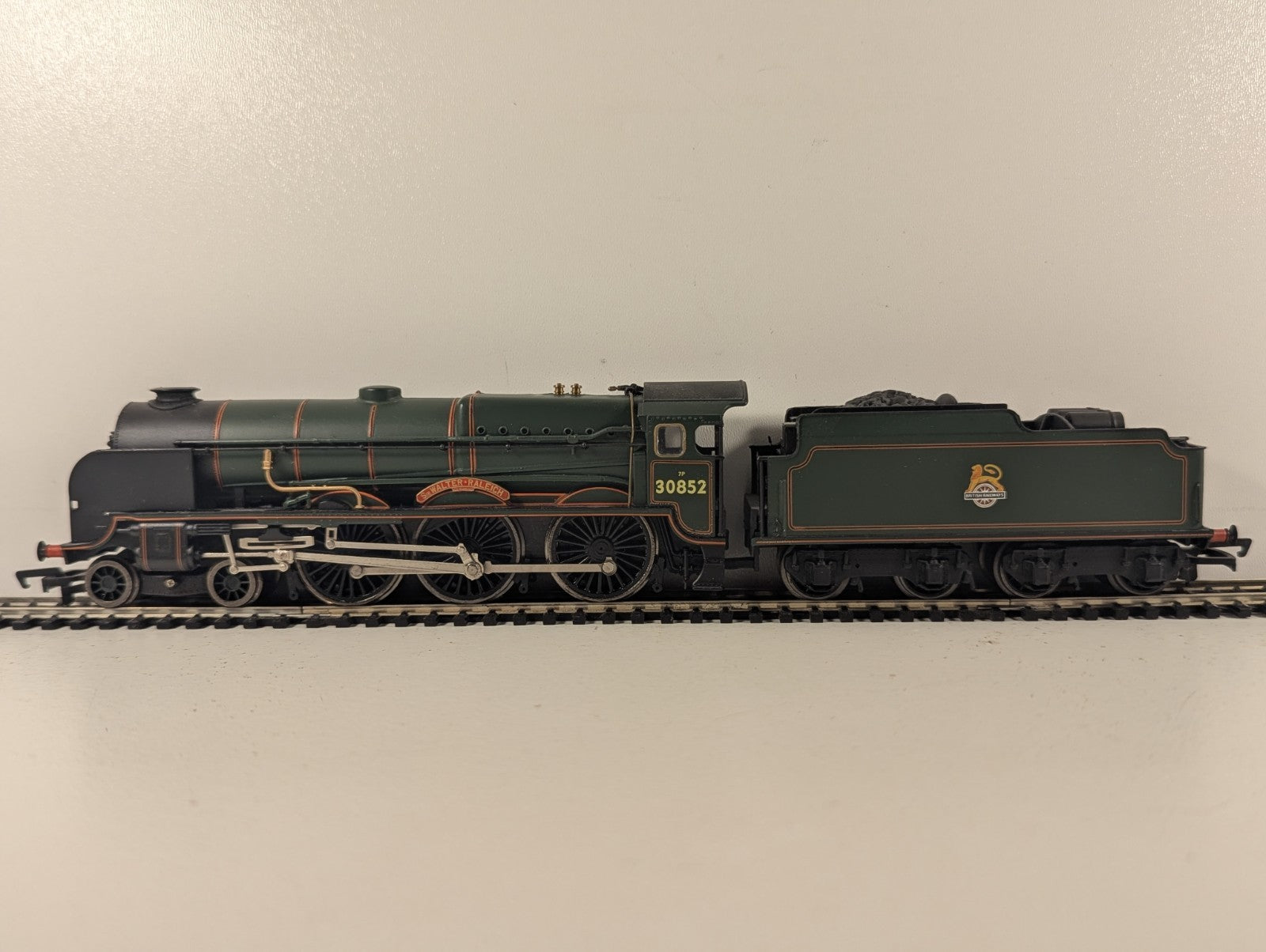 Bachmann OO Gauge Lord Nelson Class 4-6-0 30852 'Sir Walter Raleigh