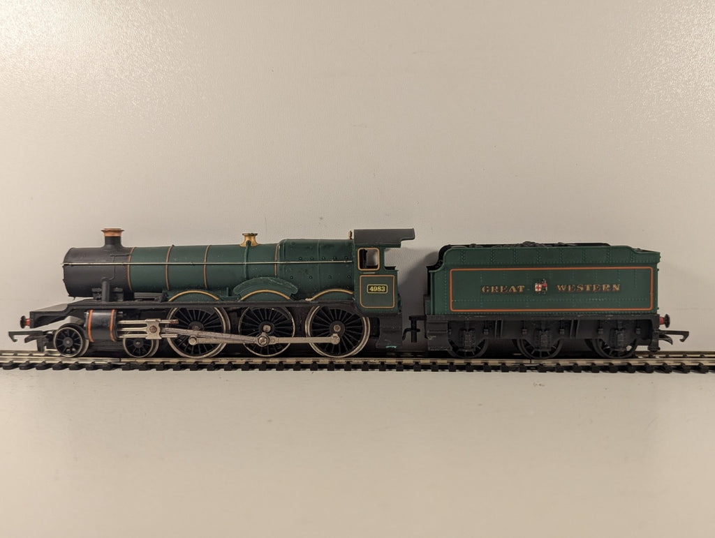 Hornby OO Gauge GWR Class 4900 Albert Hall steam locomotive 4983 in green livery on model railway track