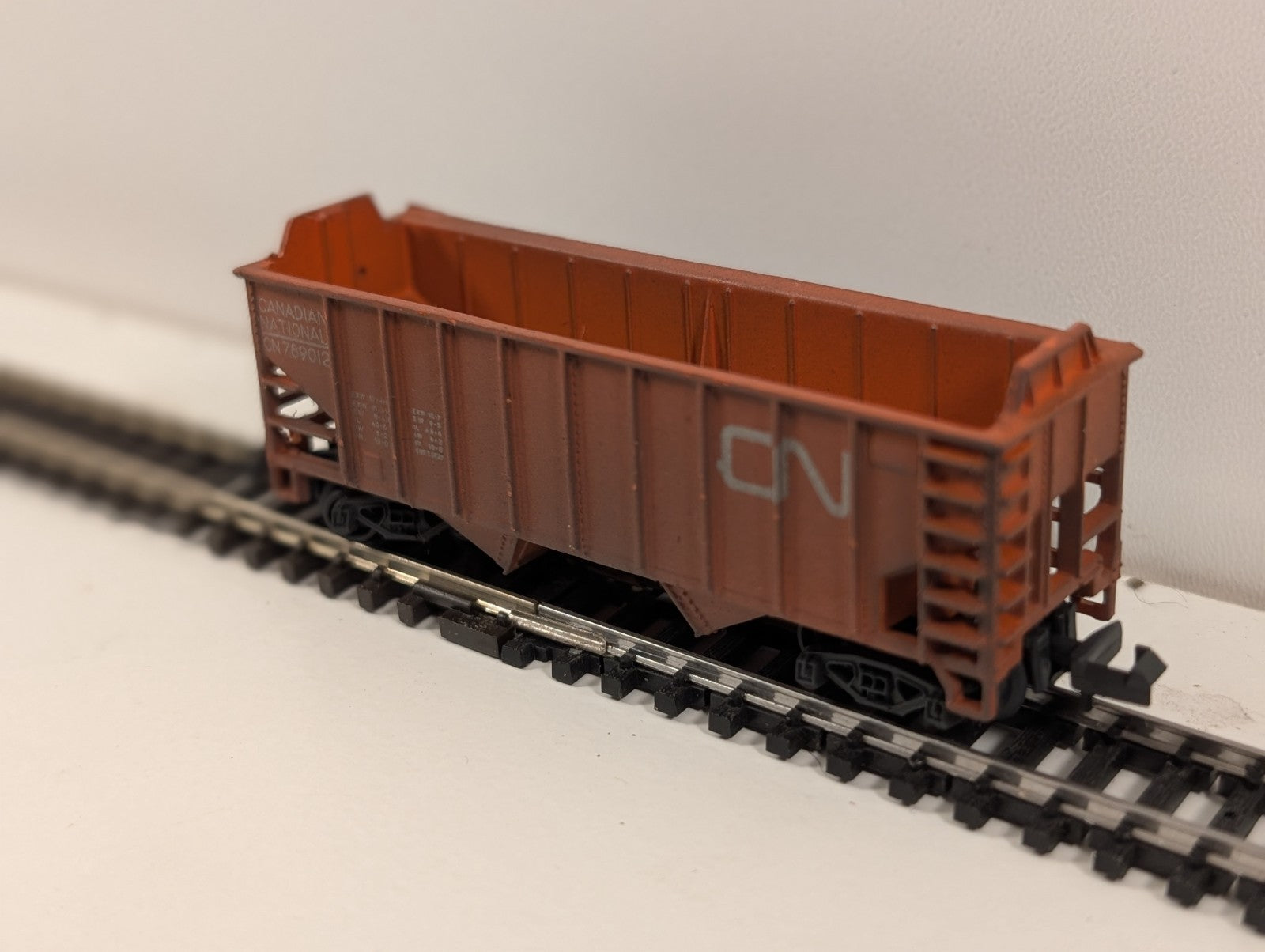 Model Power Canadian National (CN) 2-Bay Ribbed Hopper Car – N Gauge
