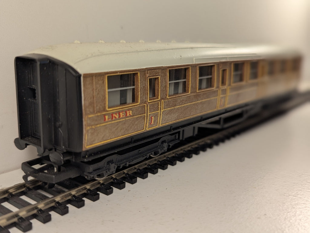 Hornby OO Gauge LNER Composite Coach Passenger Coach 22357 LNER Teak