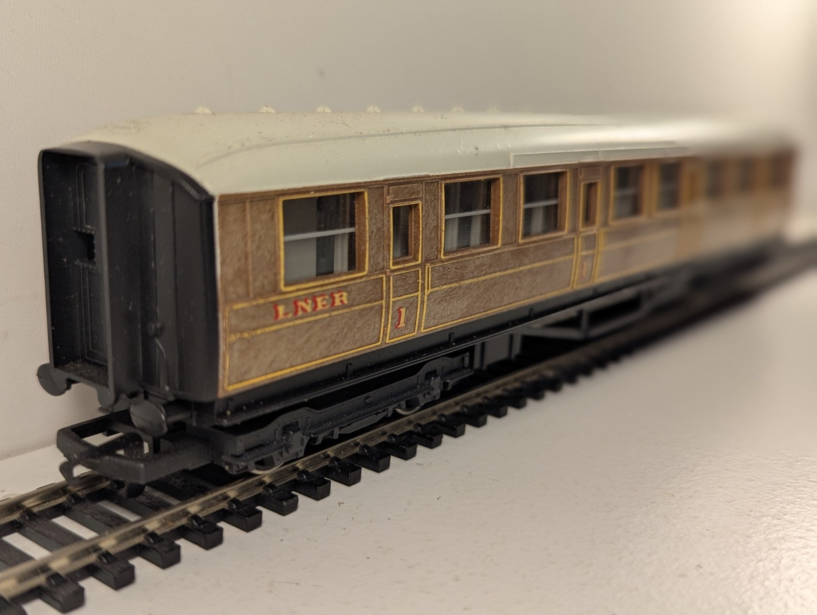 Hornby OO Gauge LNER Composite Coach Passenger Coach 22357 LNER Teak