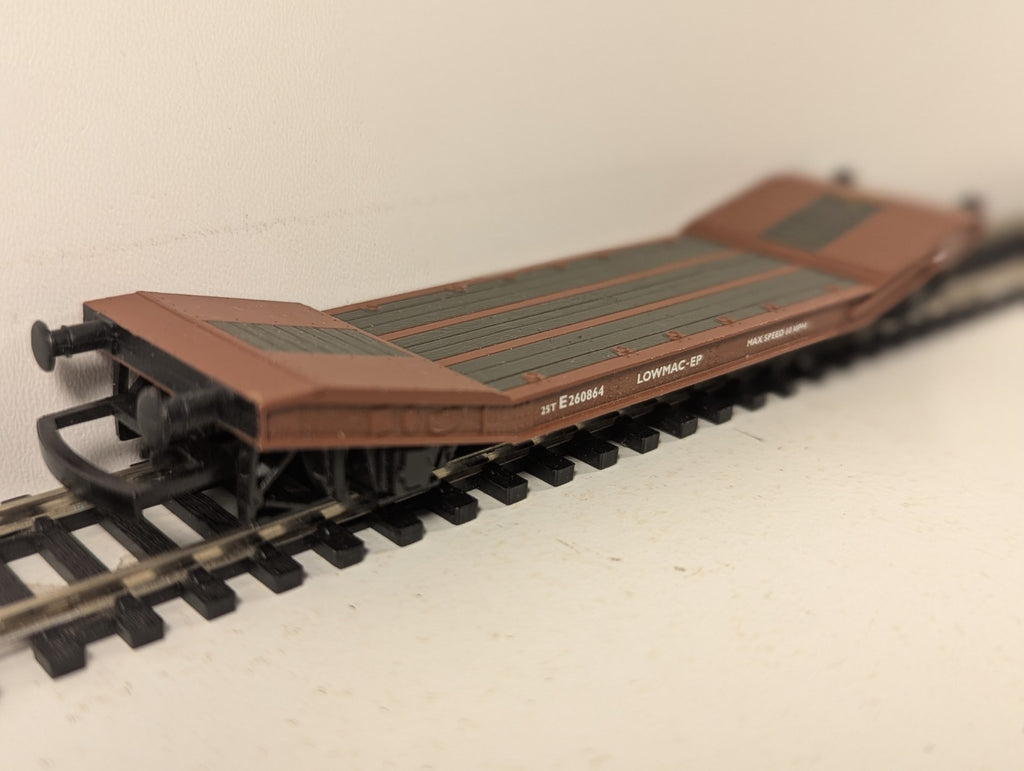 Hornby OO Gauge 25T Lowmac Machinery Wagon Goods Wagon E260864 BR Brown