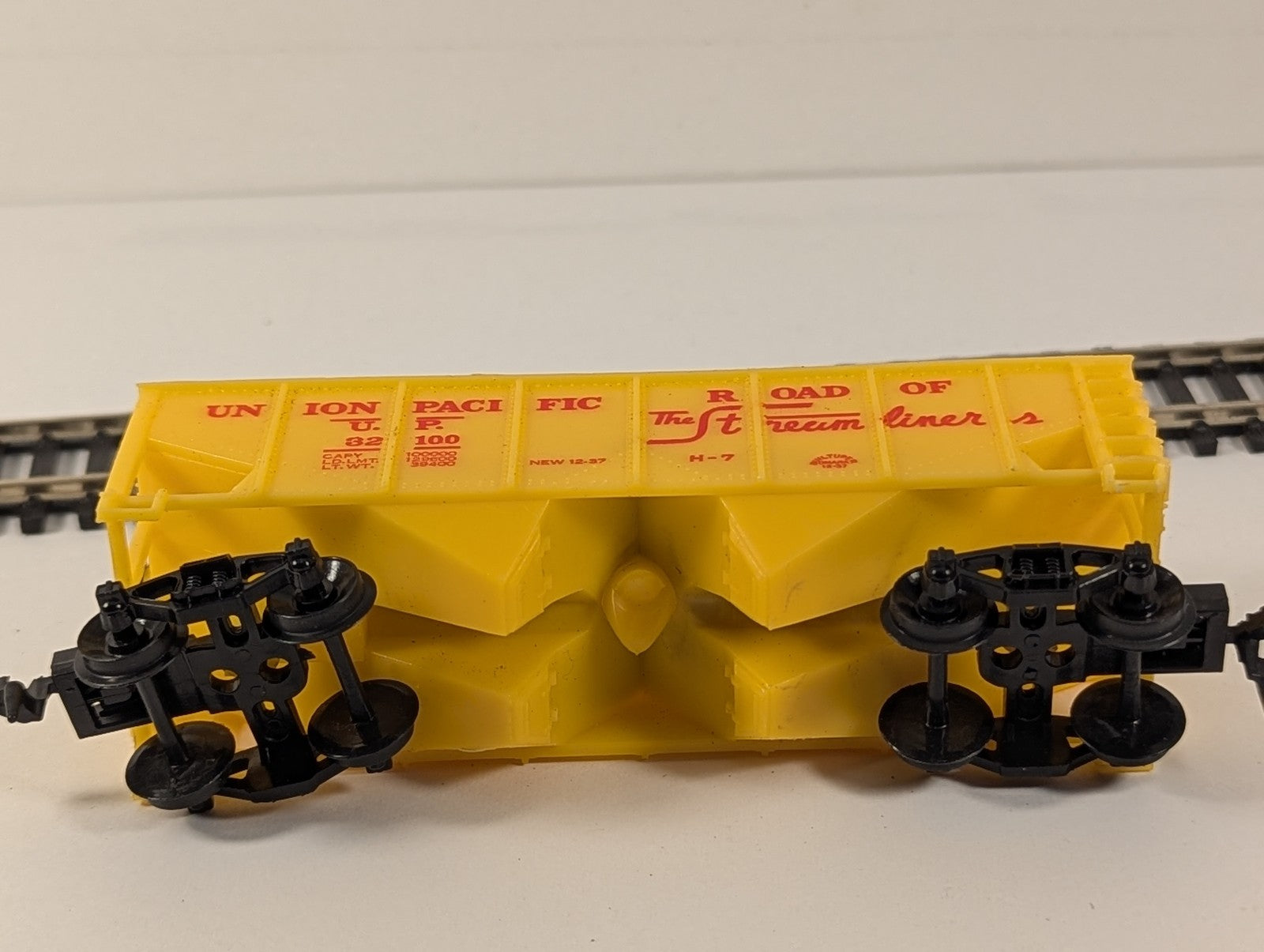 HO Gauge 2-Bay Offset Side Hopper Wagon 32100 Union Pacific Yellow