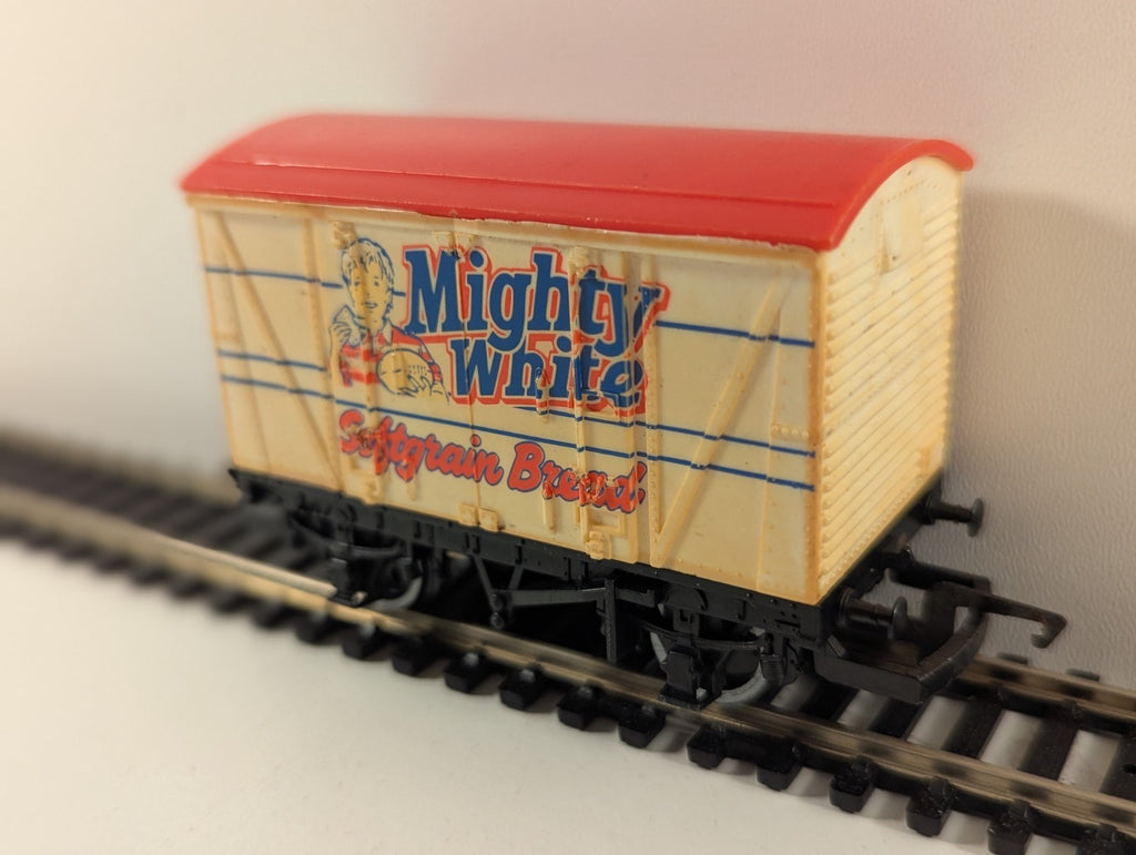 Hornby R726 OO Gauge Mighty White Softgrain Bread Closed Van