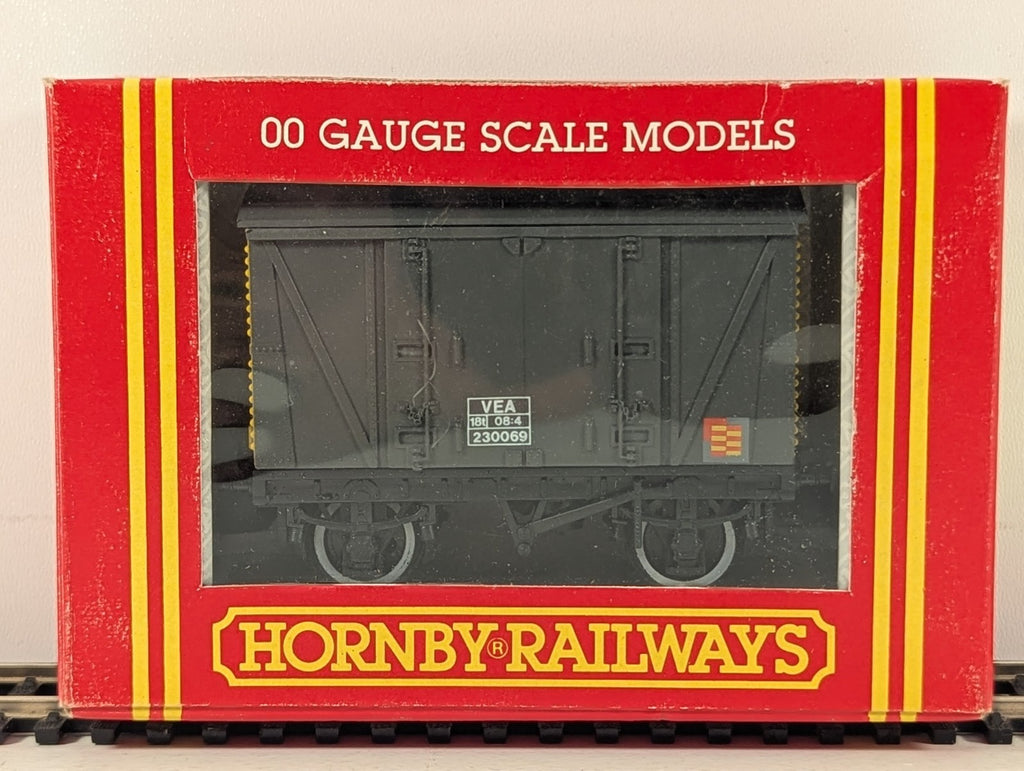 Hornby Railways R.117 OO Gauge Ventilated Van - Boxed