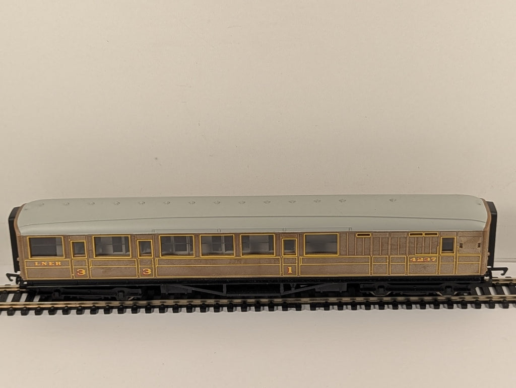 Hornby OO Gauge R4116 LNER Teak Non-Corridor Brake Composite Coach 4237