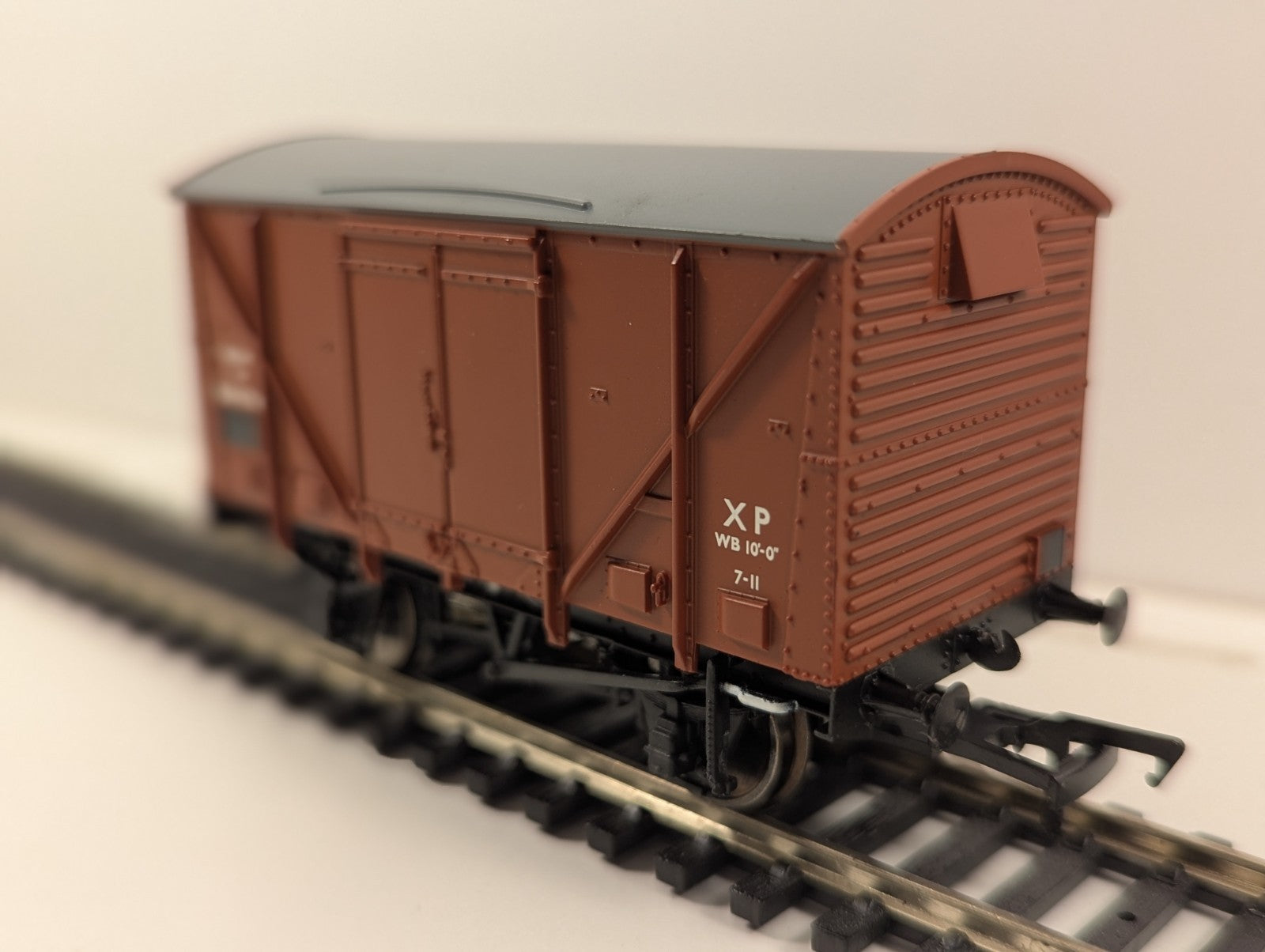 Bachmann Branchline 38-180B BR 12T Plywood Fruit Van Early Bauxite OO Gauge