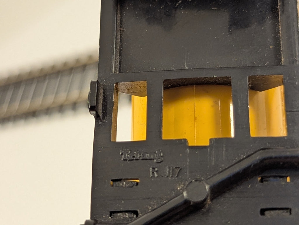 Tri-ang R117 OO Gauge Shell Oil Tanker Wagon - Broken Coupler