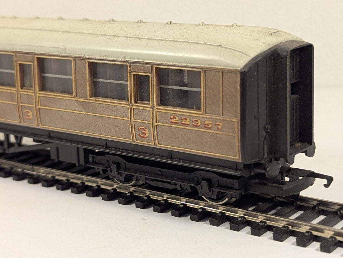Hornby OO Gauge LNER Gresley Composite Coach Passenger Coach 22357 LNER Teak