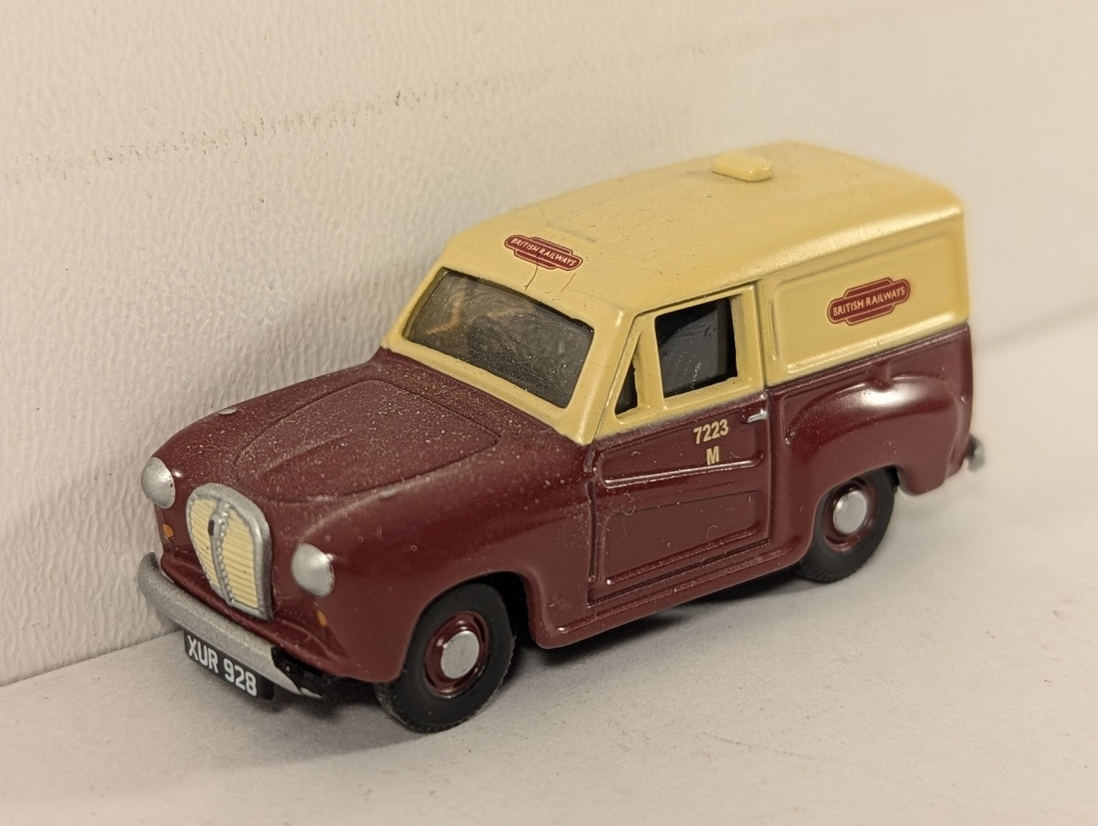 Classix OO Gauge Austin A-35 Van Die-cast Vehicle 7223/M