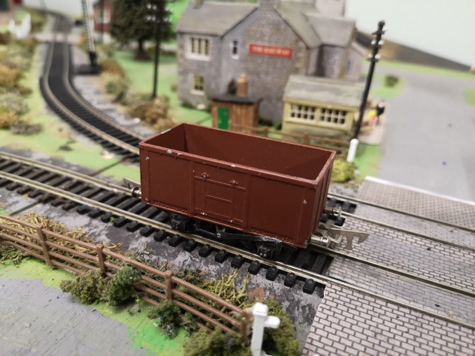 Graham Farish Formo Steel Sided 3 Rail OO Gauge