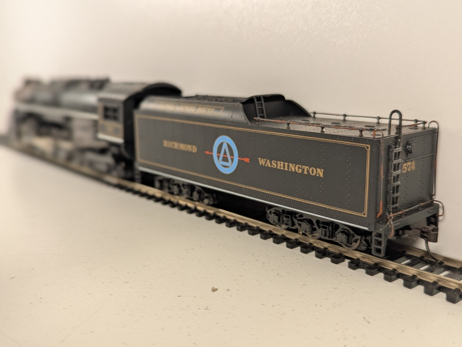 Rivarossi HO Gauge 2-8-4 Berkshire Steam Locomotive 574