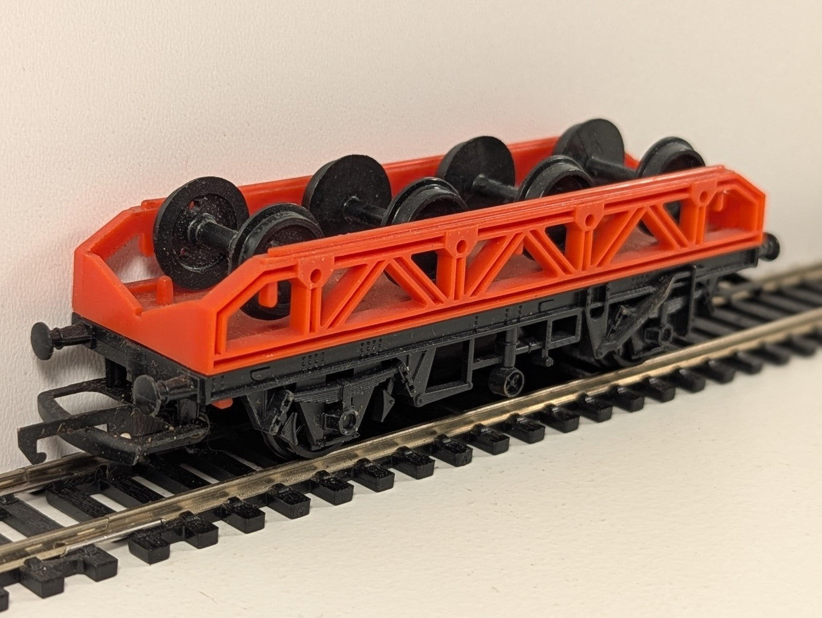 Hornby R131 OO Gauge Flat Wagon with Wheel Load