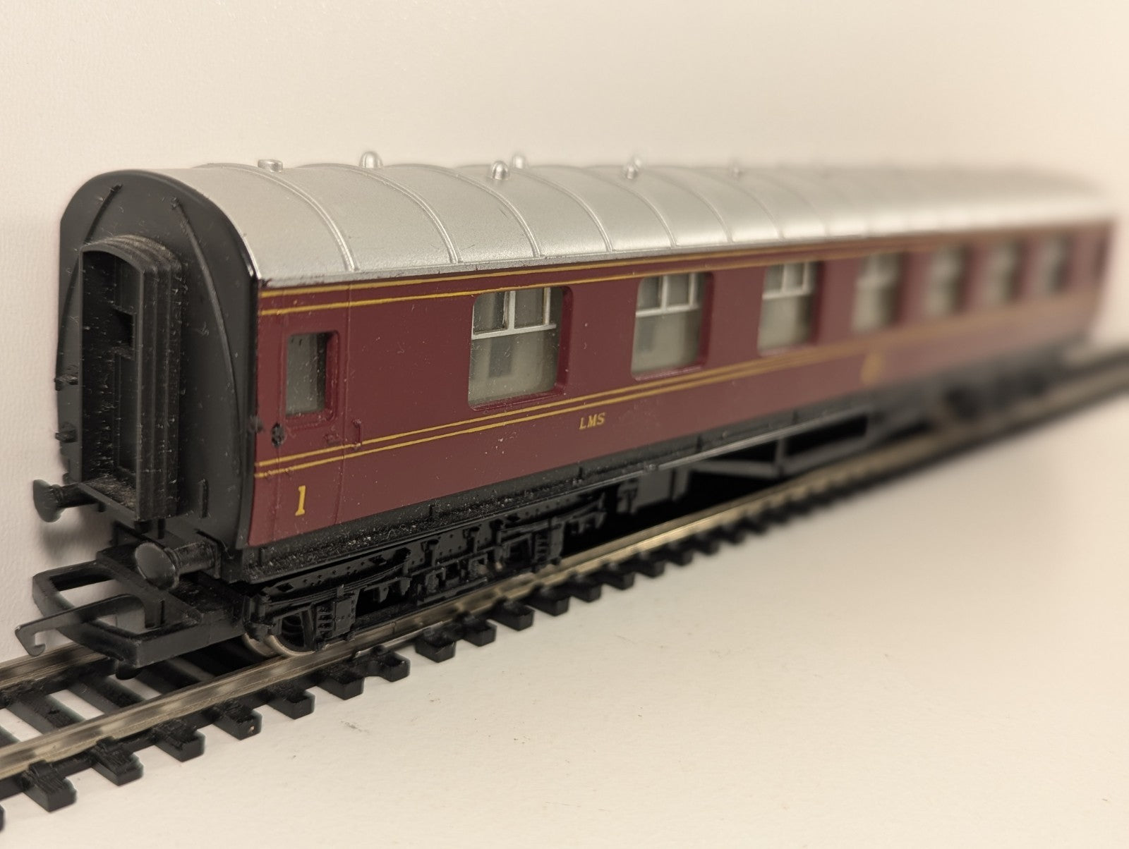 Hornby OO Gauge LMS Brake 3rd Coach 3934 – Crimson Lake