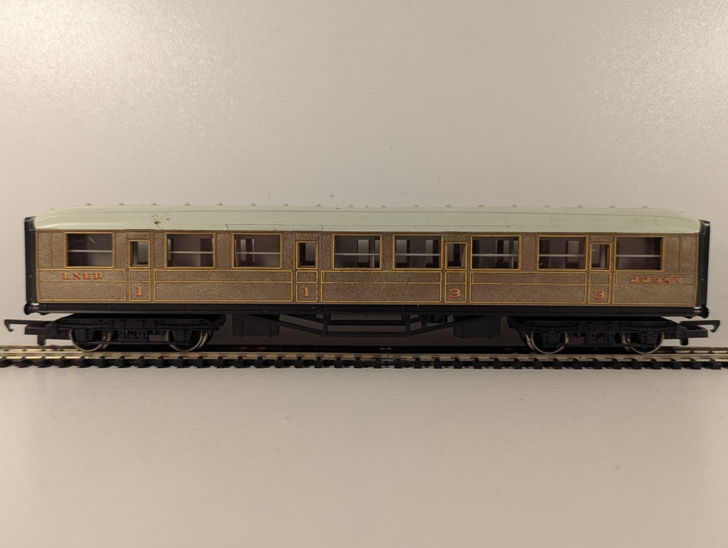Hornby LNER Composite Coach Passenger Coach 22357 LNER Teak