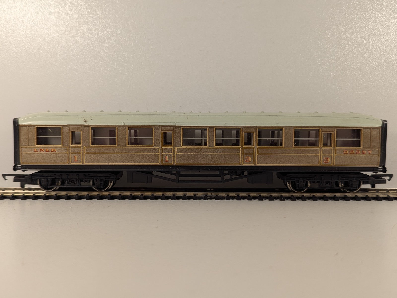 Hornby LNER Composite Coach Passenger Coach 22357 LNER Teak